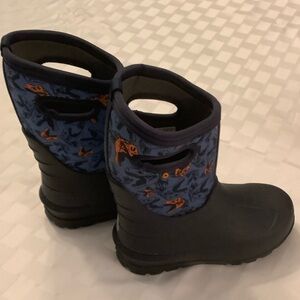 Bogs Kids Boots Neo Classic Cool Dinos in Blue and Black with Orange Accents